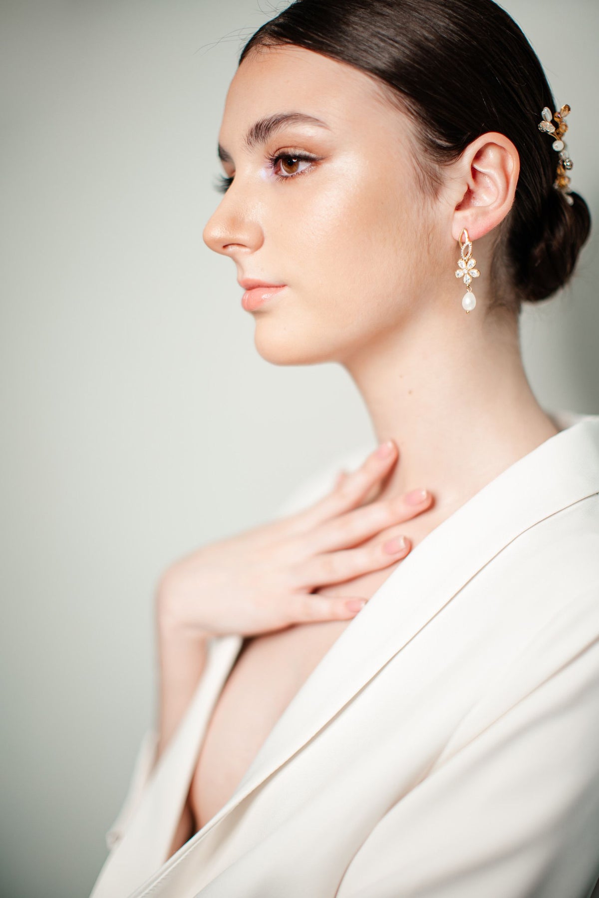 Kvinne med glatt oppsatt hår og elegant hårknute – inspirasjon til sleek bun.