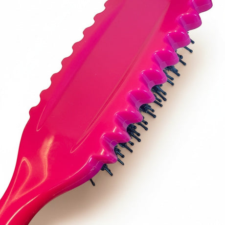 GRIMM.NO OBB Curly Brush in bright pink, designed for detangling and defining curls while reducing frizz.