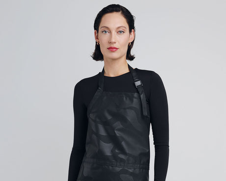 NANO Apron svart på modell – Trend Design