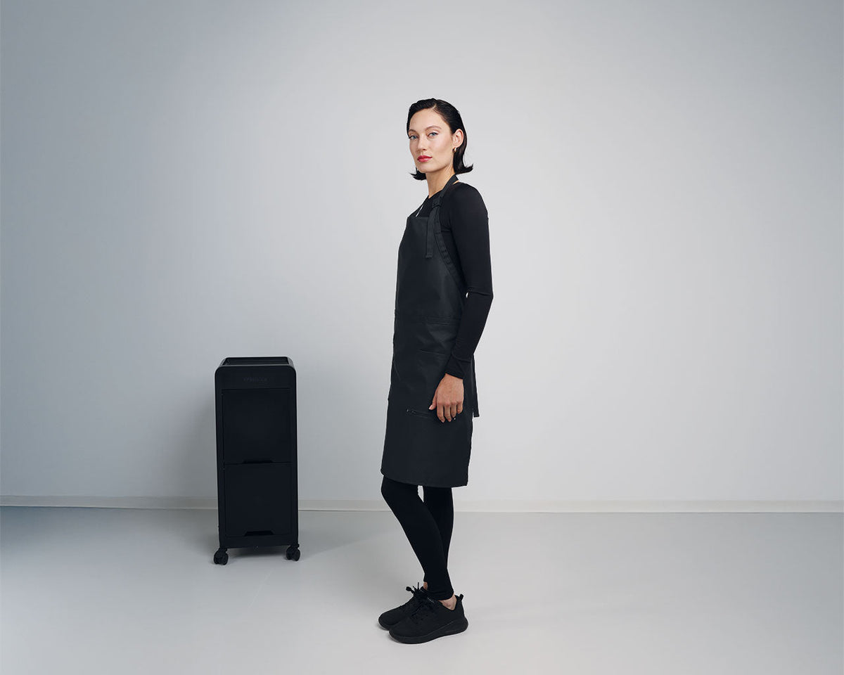NANO Apron uni-svart fra siden – Trend Design