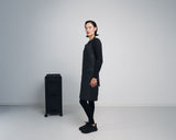 NANO Apron uni-svart fra siden – Trend Design