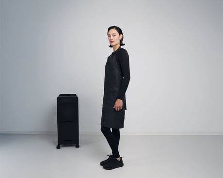 NANO Apron uni-svart fra siden – Trend Design